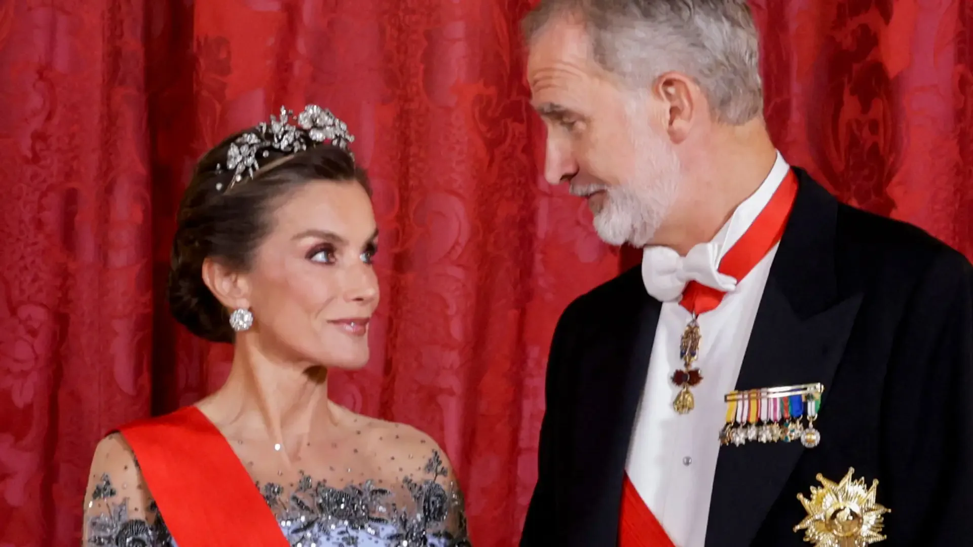Kraliçe Letizia 'Disney Prensesi' etkiyle parladı: Makron Madrid'de resmi törenle karşılandı Kraliçe Letizia 'Disney Prensesi' etkiyle parladı: Makron Madrid'de resmi törenle karşılandı