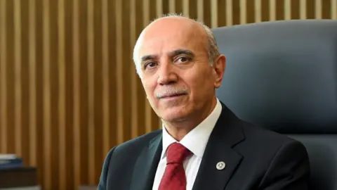 Prof. Dr. Lütfi Akça'dan Mehmet Yolyapar'a teşekkür mesajı: 'Kattığınız seviye ve değerler için'