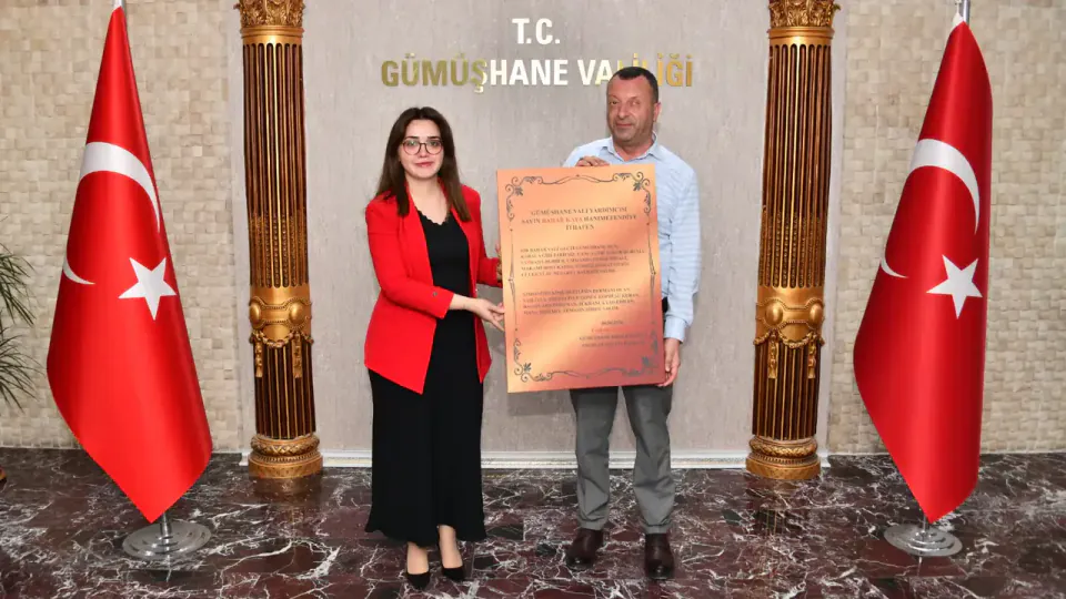 Coşkun Tuncer'den Bahar Kaya'ya Anlamlı Veda: Gümüşhane'de Tablo Takdimi görseli