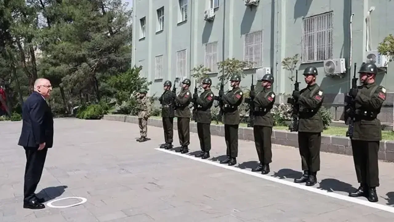 Bakan Yaşar Güler'den Kahramanmaraş Çıkarması: Kritik Birliklerde Denetim Bakan Yaşar Güler'den Kahramanmaraş Çıkarması: Kritik Birliklerde Denetim