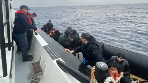 İzmir'de 76 düzensiz göçmen yakalandı: Seferihisar, Urla ve Karaburun operasyonu detayları
