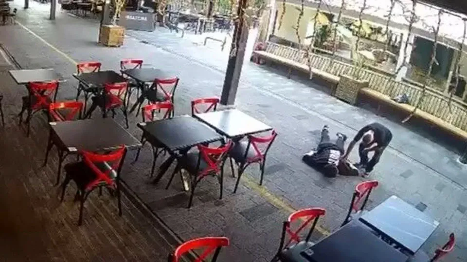 Fethiye'de bayılan gencin yardımına koşmuştu: Cüzdanını çaldığı ortaya çıktı görseli
