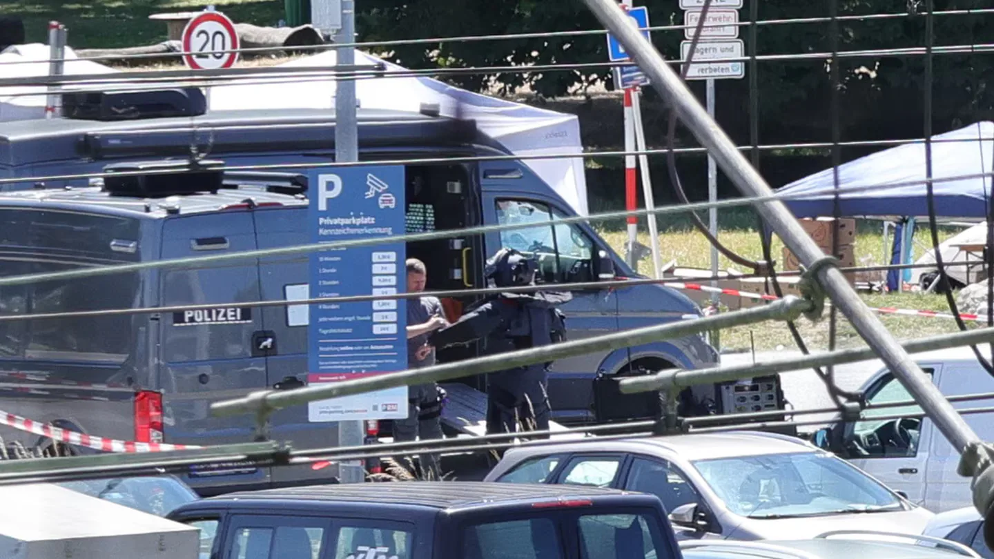 Almanya'da Bit Pazarı'nda Panik: Şüpheli Paket Alarmı Şehri Hareketlendirdi Almanya'da Bit Pazarı'nda Panik: Şüpheli Paket Alarmı Şehri Hareketlendirdi