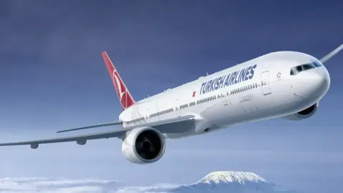 Antalya Havalimanı'nda THY Uçağı Radar Direğine Çarptı: 267 Yolcu Tahliye Edildi Antalya Havalimanı'nda THY Uçağı Radar Direğine Çarptı: 267 Yolcu Tahliye Edildi