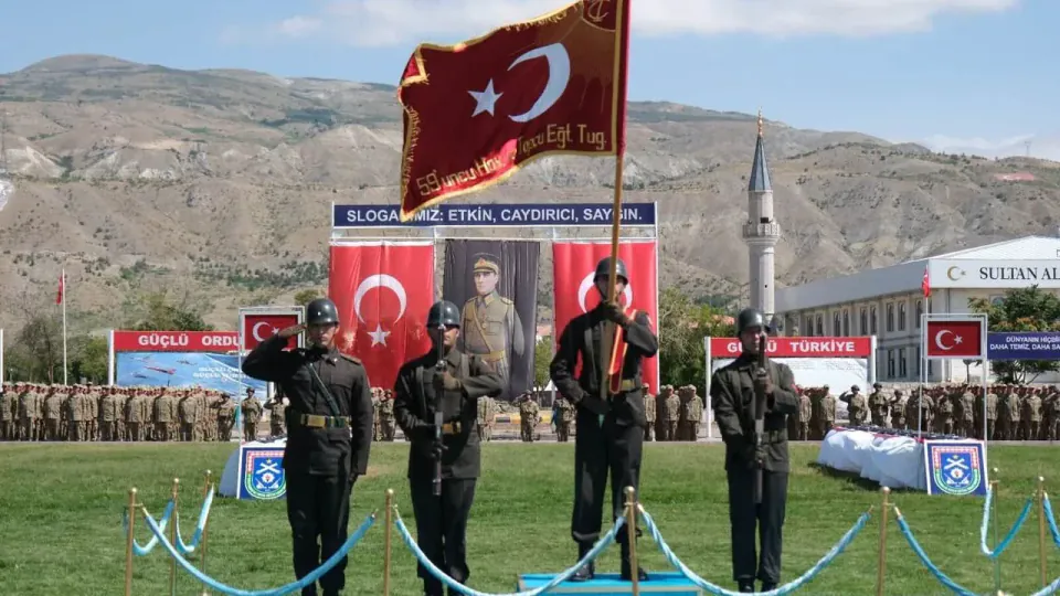3. Ordu Komutanlığı'nda Yemin Heyecanı: Mehmetçikler Ailelerine Kavuştu görseli