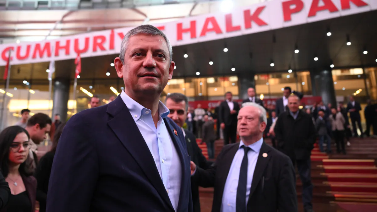 Özgür Özel'in Siyasi Geleceği: CHP'den Yeni Parti İddiaları ve Veda Tartışmaları Özgür Özel'in Siyasi Geleceği: CHP'den Yeni Parti İddiaları ve Veda Tartışmaları