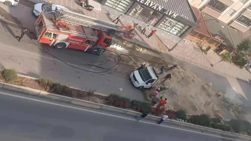 Yozgat Yerköy'de Saman Yüklü Kamyonet Alev Aldı görseli
