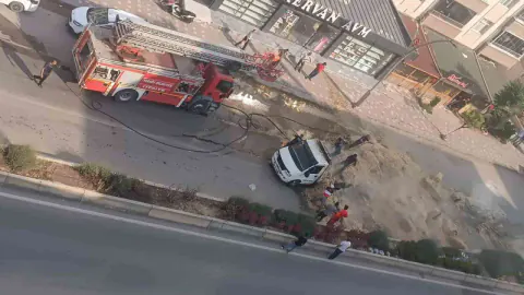 Yozgat Yerköy'de Saman Yüklü Kamyonet Alev Aldı