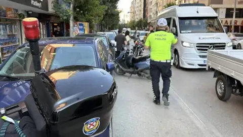 Eskişehir'de Motosiklet Kazası: 1 Polis Memuru ve 1 Sürücü Yaralandı