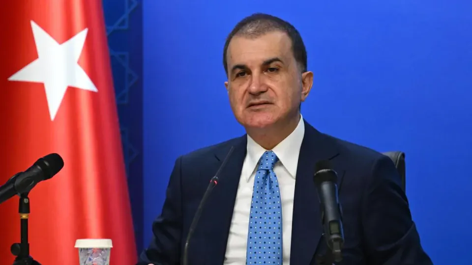 Ömer Çelik Adana ve Osmaniye'de deprem koordinasyon merkezinde: "Tüm kurumlar alarmda, vatandaşlarımız yalnız değil" görseli
