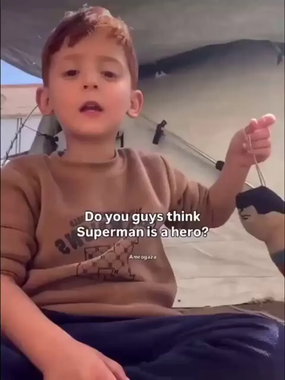 Gazze'li Amro: "Superman kahraman değil, asıl kahramanlar biziz" diyen çocuk gündemde görseli