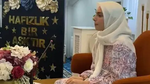 Erzincan'da Tarihi Başarı: Yağmur Turak 30 Cüzü Bir Günde Ezberden Okudu