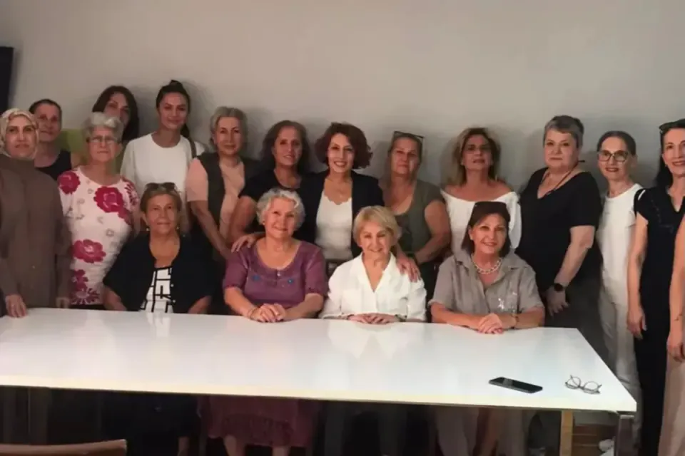 Yeni Parti Yalova Kadın Kolları ihtiyaç sahibi öğrencilere okul forması temin etti görseli