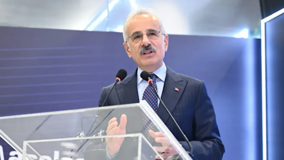 Bakan Uraloğlu İzmir'de Vodafone Veri Merkezi'ni açtı: "Türkiye'ye yeni bir dijital kale kazandırdık" görseli