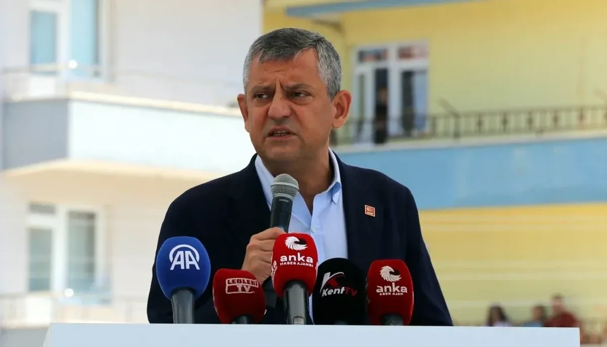 Özgür Özel'den Çorum'da Alevi Toplumu ve Laik Cumhuriyet Vurgusu Özgür Özel'den Çorum'da Alevi Toplumu ve Laik Cumhuriyet Vurgusu