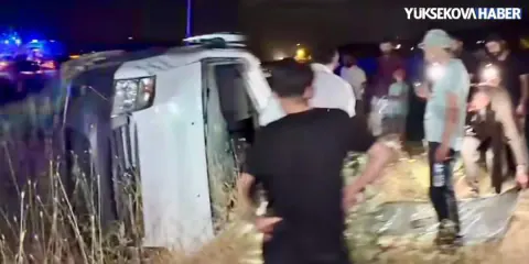 Yüksekova'da hafif ticari araç takla attı: 3 kişi yaralandı