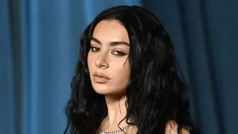 Charli XCX, Los Angeles'ta Cesur Tarzıyla Göz Atıyor