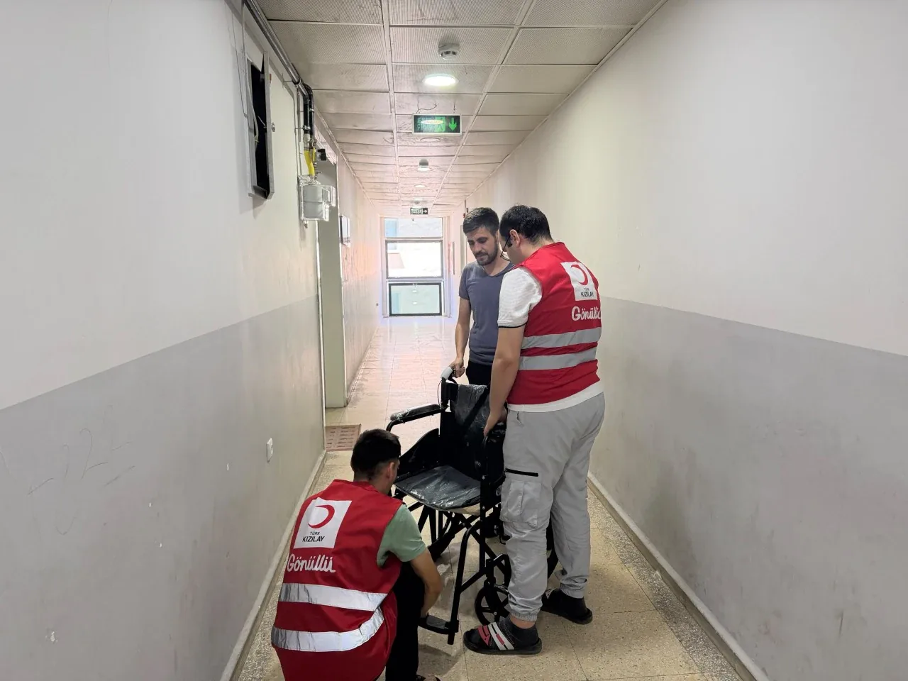 Siirt'te Kızılay'dan Engelli Vatandaşlara Tekerlekli Sandalye Desteği Siirt'te Kızılay'dan Engelli Vatandaşlara Tekerlekli Sandalye Desteği