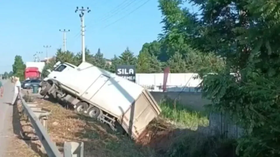 Samsun Terme'de Tır Devrildi: Sürücü Yaralandı görseli
