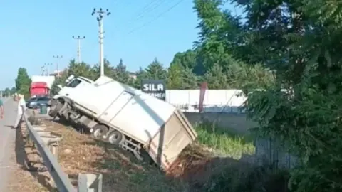 Samsun Terme'de Tır Devrildi: Sürücü Yaralandı