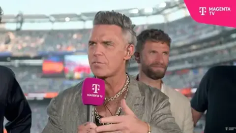 Robbie Williams'in Dünya Kupası'ndaki 'Gizemli' Nesne Olayı Çözüldü