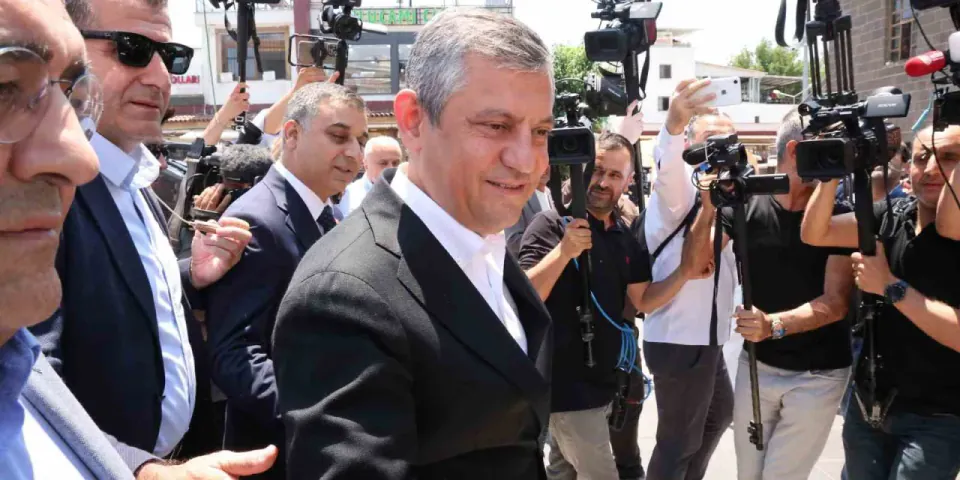 Özgür Özel Diyarbakır Ziyareti: Selahattin Demirtaş'ın Selamı İletildi görseli