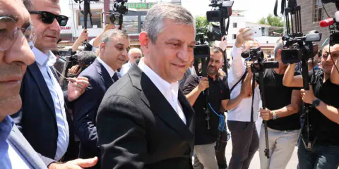 Özgür Özel Diyarbakır Ziyareti: Selahattin Demirtaş'ın Selamı İletildi