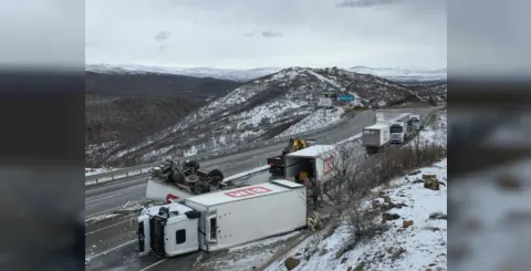 Muş-Varto yolunda feci kaza: TIR ile otomobil çarpıştı