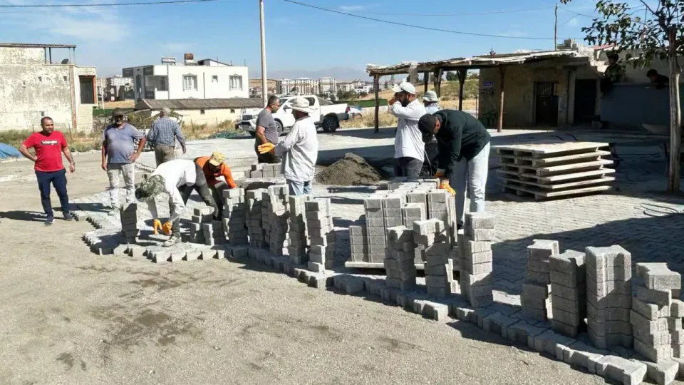 Kurtalan'da Kültür ve Cumhuriyet Mahallelerinde Parke Döşeme Çalışmaları Devam Ediyor görseli