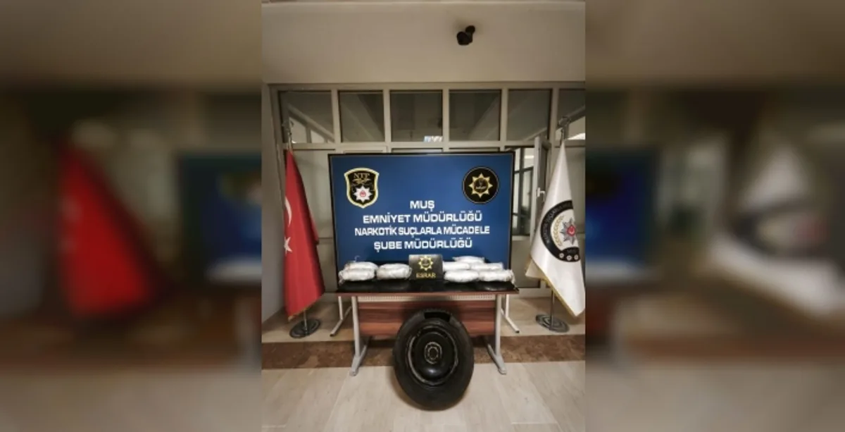 Muş'ta Uyuşturucu Sevkiyatına Darbe: Stepnedeki Gizli Bölmede Yakalandı Muş'ta Uyuşturucu Sevkiyatına Darbe: Stepnedeki Gizli Bölmede Yakalandı