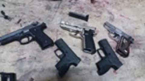 İçişleri Bakanlığı'ndan Dev Operasyon: Binlerce Parça Silah Ele Geçirildi