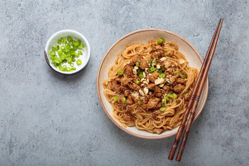 Sichuan Mutfağının Ateşli Lezzeti: Dan Dan Noodles Nedir? görseli