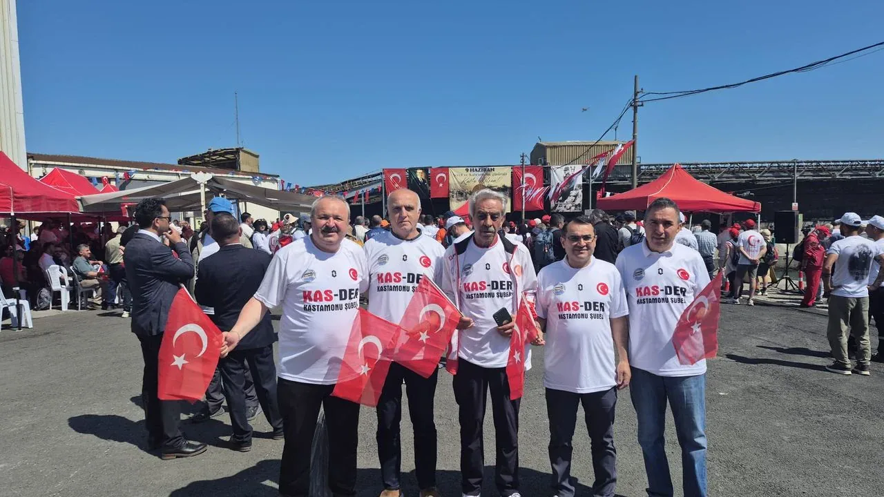 İstiklal Yolu'nda Tarihi Adımlar: KASDER Milli Mücadele Ruhunu Yaşattı İstiklal Yolu'nda Tarihi Adımlar: KASDER Milli Mücadele Ruhunu Yaşattı