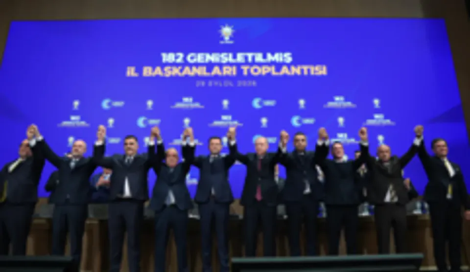 Çiğli Belediye Başkanı Onur Emrah Yıldız dahil 9 ilçe belediye başkanı AKP'ye katıldı görseli