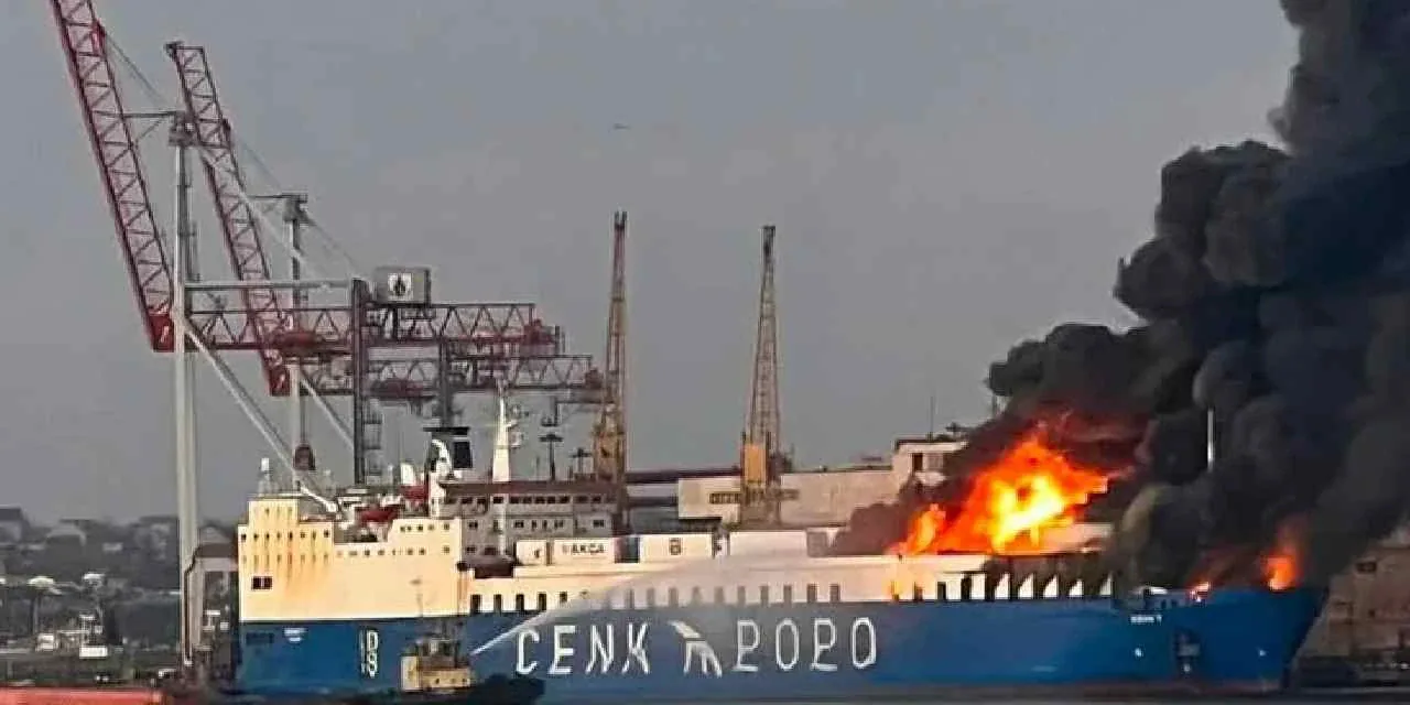 Panama Bayraklı Türk Gemisi Victress'te Rus Saldırısı Sonrası Yangın Çıktı Panama Bayraklı Türk Gemisi Victress'te Rus Saldırısı Sonrası Yangın Çıktı