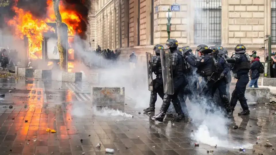 Fransa'da sokağa çıkma yasağı uzatıldı: Paris, Lyon ve 10 kent daha görseli