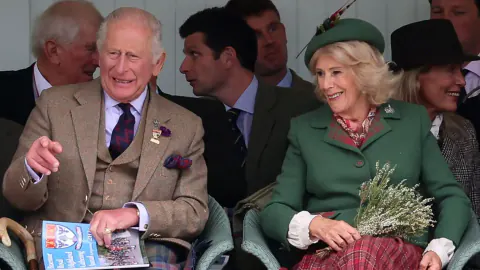 Kral Charles ve Kraliçe Camilla, Braemar Oyunları'nda samimi anlarda kahkahalarla birleşti