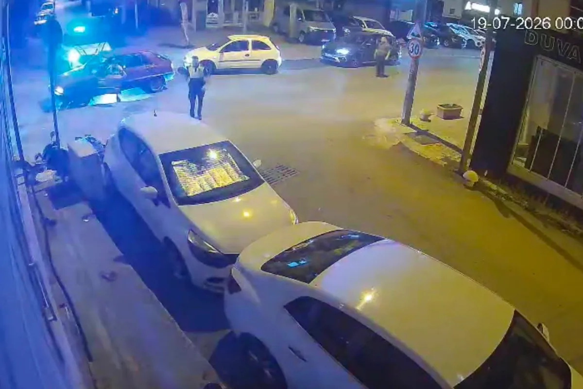 Kocaeli'de Motosiklet ve Otomobil Çarpıştı: Polis Müdahalesi Kamerada Kocaeli'de Motosiklet ve Otomobil Çarpıştı: Polis Müdahalesi Kamerada