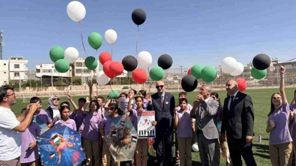 Araban'da binlerce uçurtma Gazze'nin çocukları için gökyüzünü boyadı görseli