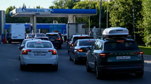 Rusya'da Benzin Krizi: Rafineri Saldırıları ve İhracat Yasakları