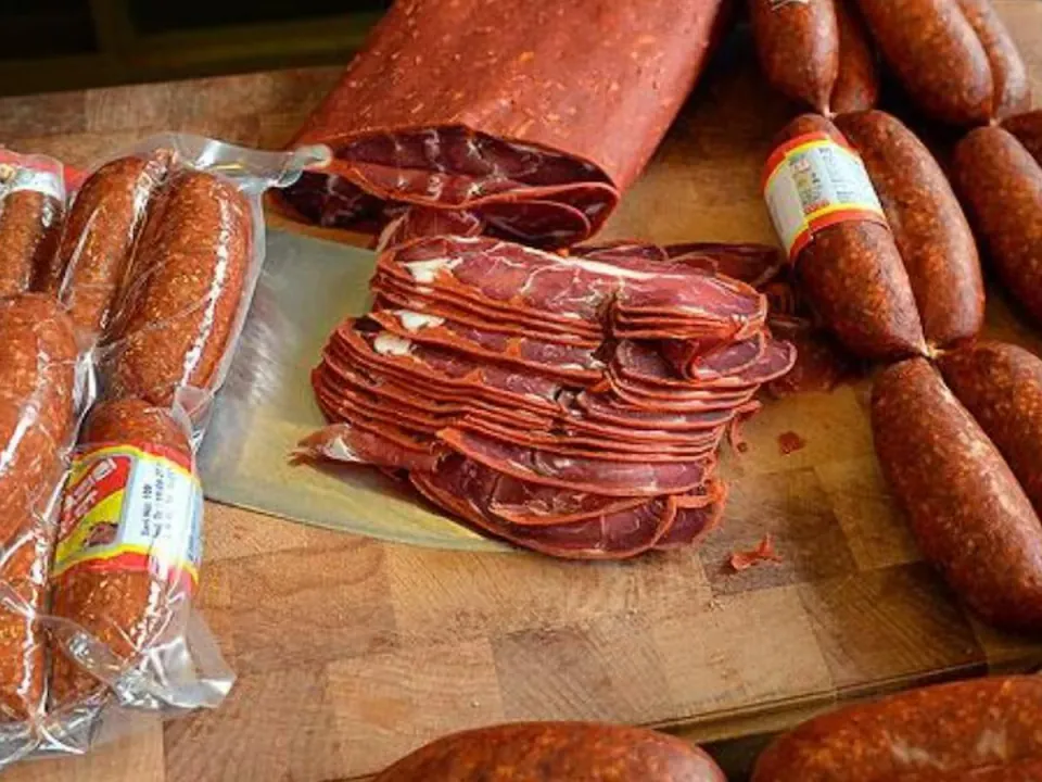 Yeni Et Tebliği yürürlüğe girdi: Pastırmaya fıstık yasak, döner yağ oranı %15'e düştü görseli