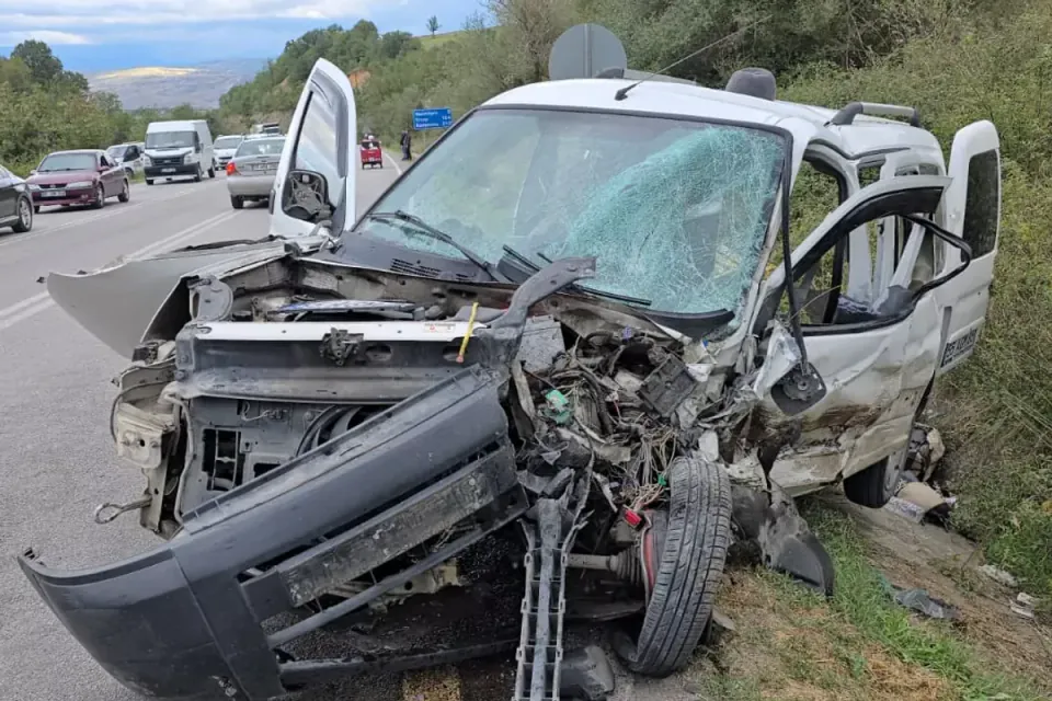 Samsun Vezirköprü'de kafa kafaya çarpışma: 2 yaralı, 1 ağır görseli