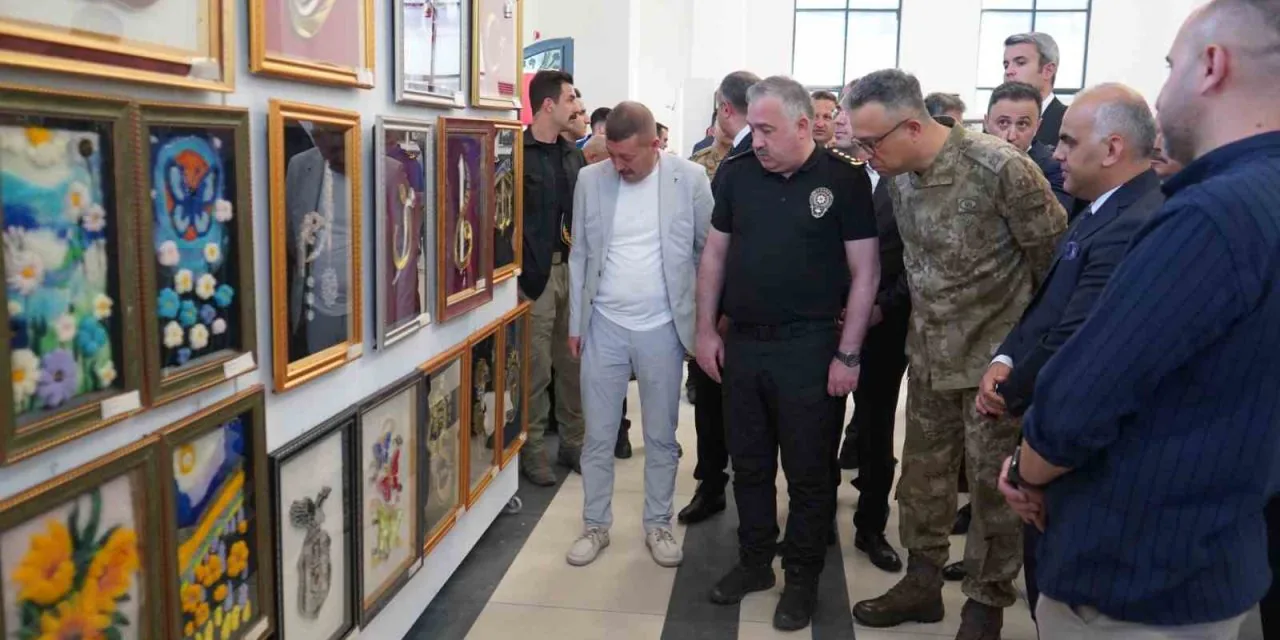 Van'da Parmak İzleri Sanata Dönüştü: Cezaevinde Üretilen Eserler Sergileniyor Van'da Parmak İzleri Sanata Dönüştü: Cezaevinde Üretilen Eserler Sergileniyor