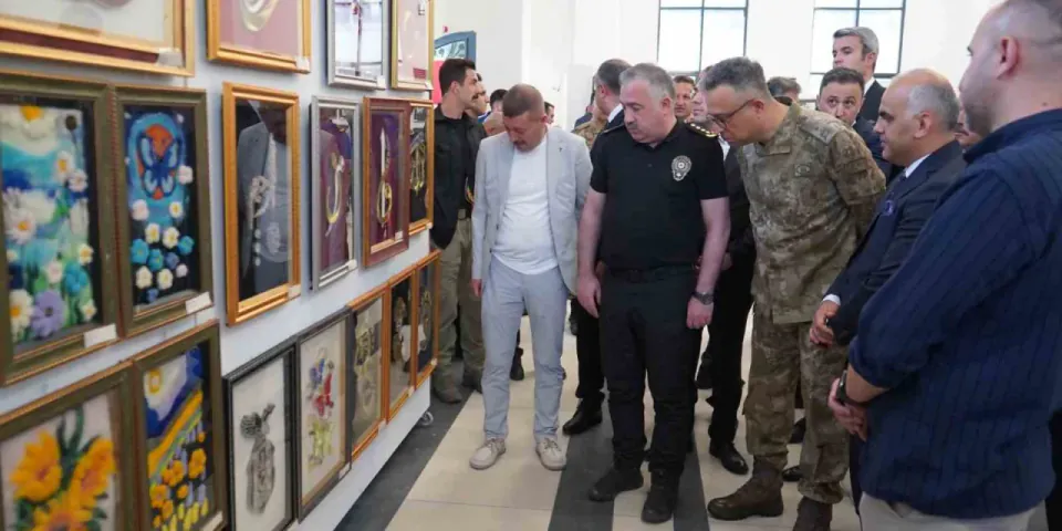 Van'da Parmak İzleri Sanata Dönüştü: Cezaevinde Üretilen Eserler Sergileniyor görseli