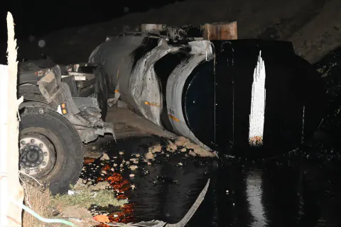 Bitlis Hizan'da zift yüklü tanker şarampole devrildi: Sürücü yaralı