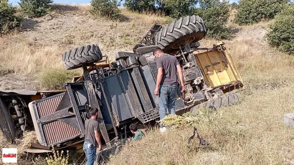 Tokat'ta Park Halindeki Biçerdöver Dereye Devrildi görseli