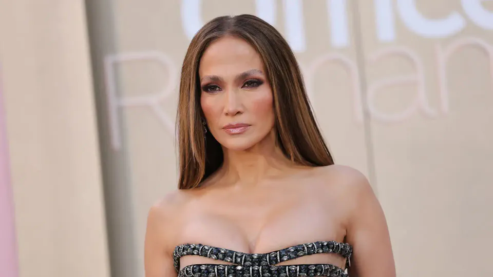 Jennifer Lopez 57 Yaşında: Yıldızın İkonik Bikini Görünümü Gündem Oldu görseli