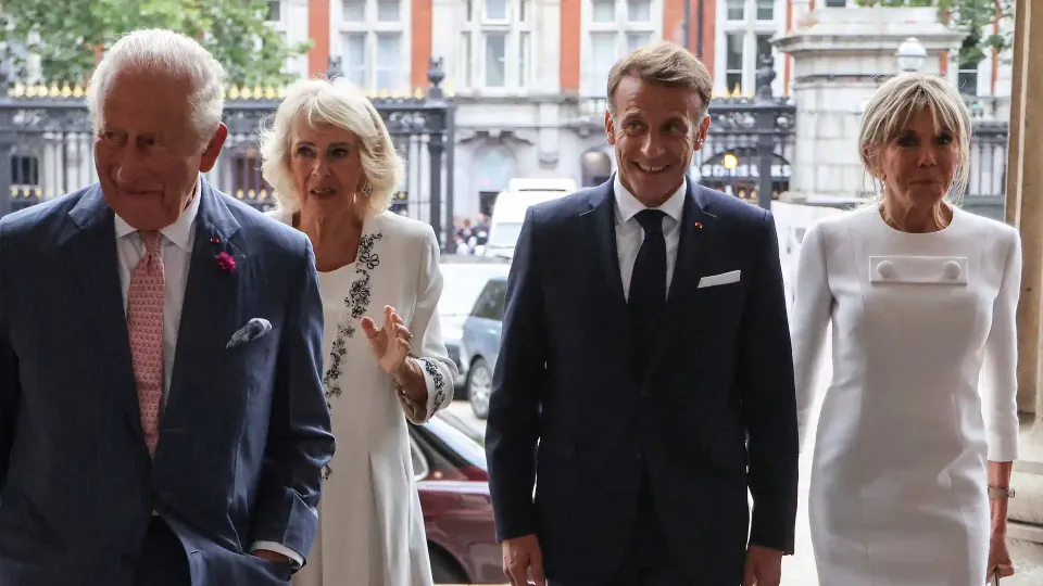 Kraliçe Camilla ve Brigitte Macron, Britanya Müzesi'nde Beyaz Elbiseyle Dikkat Çekti görseli
