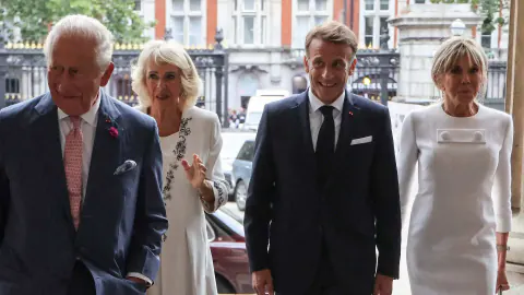 Kraliçe Camilla ve Brigitte Macron, Britanya Müzesi'nde Beyaz Elbiseyle Dikkat Çekti