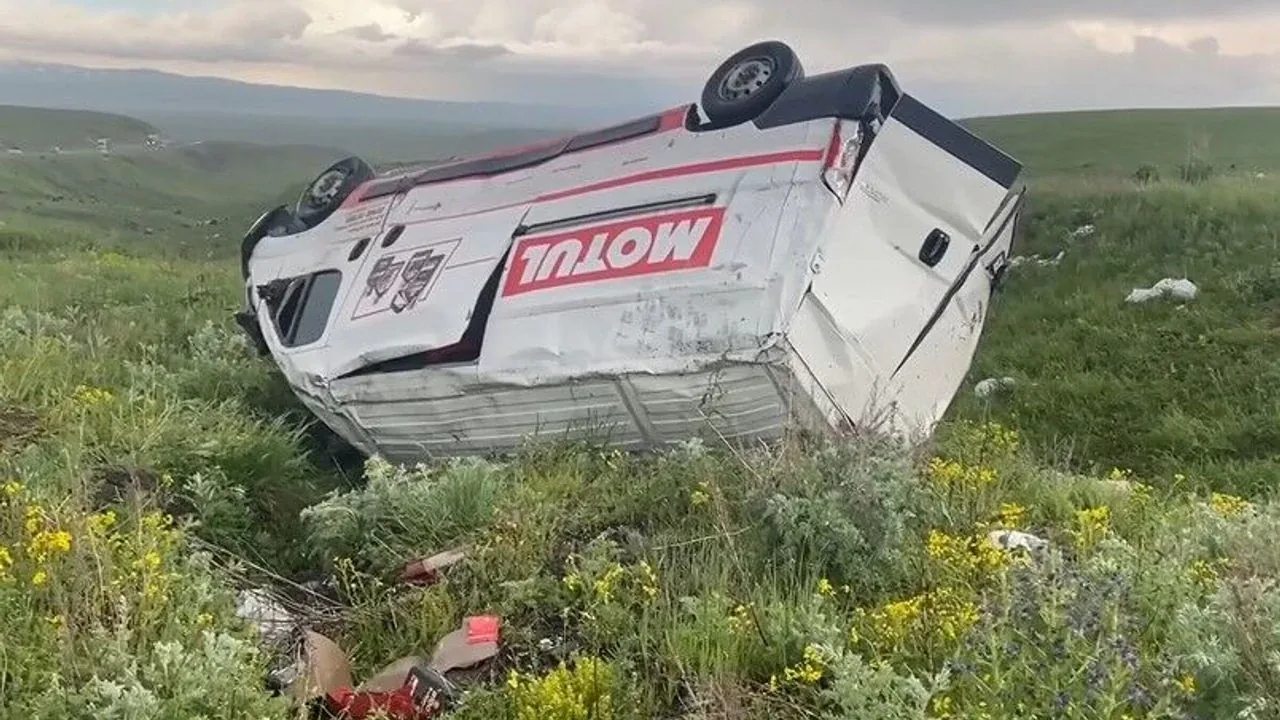 Kars'ta Madeni Yağ Yüklü Minibüs Şarampole Devrildi: Sürücü Yaralı Kars'ta Madeni Yağ Yüklü Minibüs Şarampole Devrildi: Sürücü Yaralı